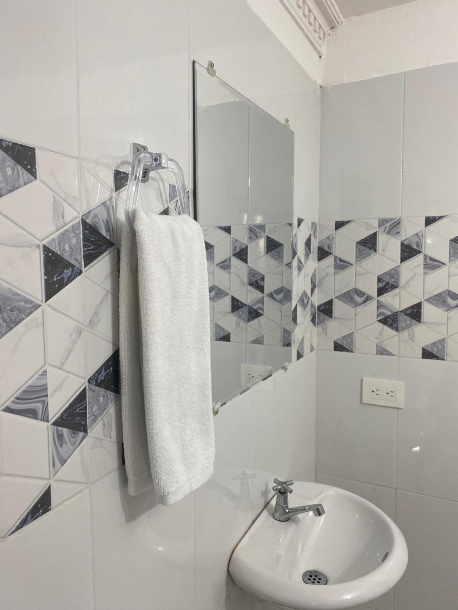 Apartahotel Habitación Independiente Cerca Al Aeropuerto 2 *